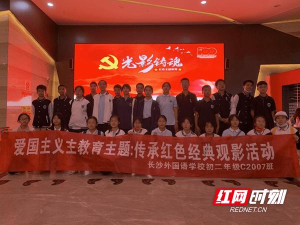 职场中，遇到平级但非要强压你一头的同事怎么办?游戏画面