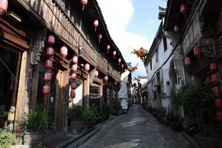 我拉黑男友微信分手，他回短信说不后悔认识我，感谢我对他好过，如果以后有机会来我的县城找我聊一聊游戏画面